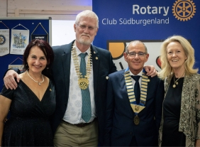 Ein feierlicher Start mit Gov. Ralf Peters, Präs. Walter Toniolli und Präs. elect Renate Schuch am 20.9.2025.